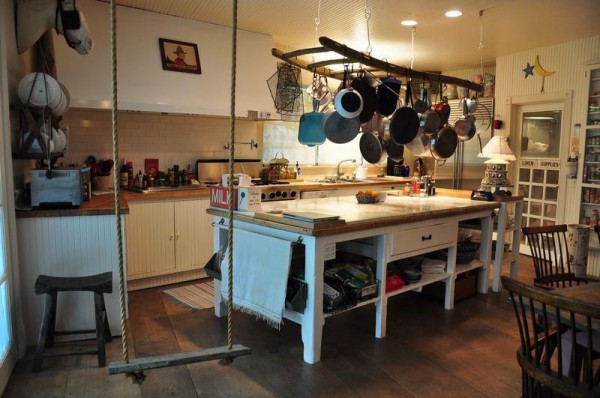 7989-BH ISLAND MOVES