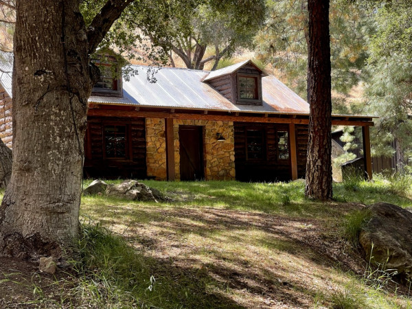 B951-15 RUSTIC CABINS