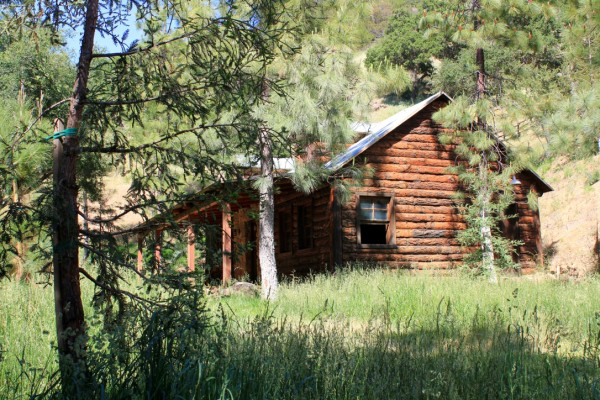 B951-15 RUSTIC CABINS